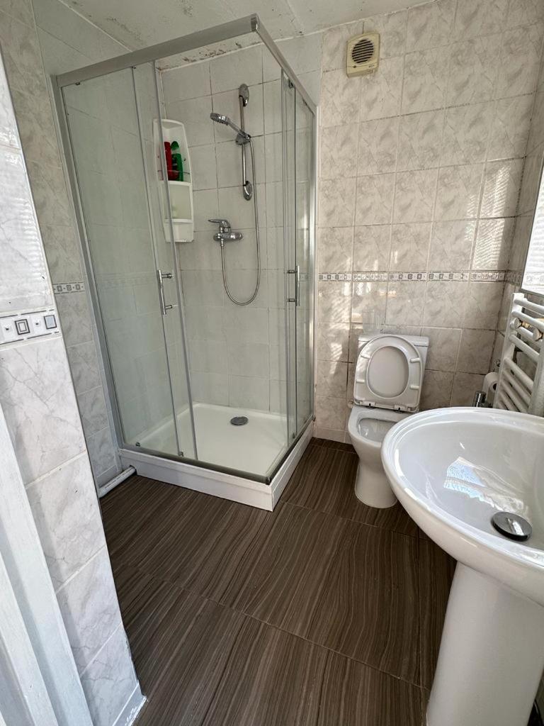 1 En-suite With Private Entrance & Free Parking *