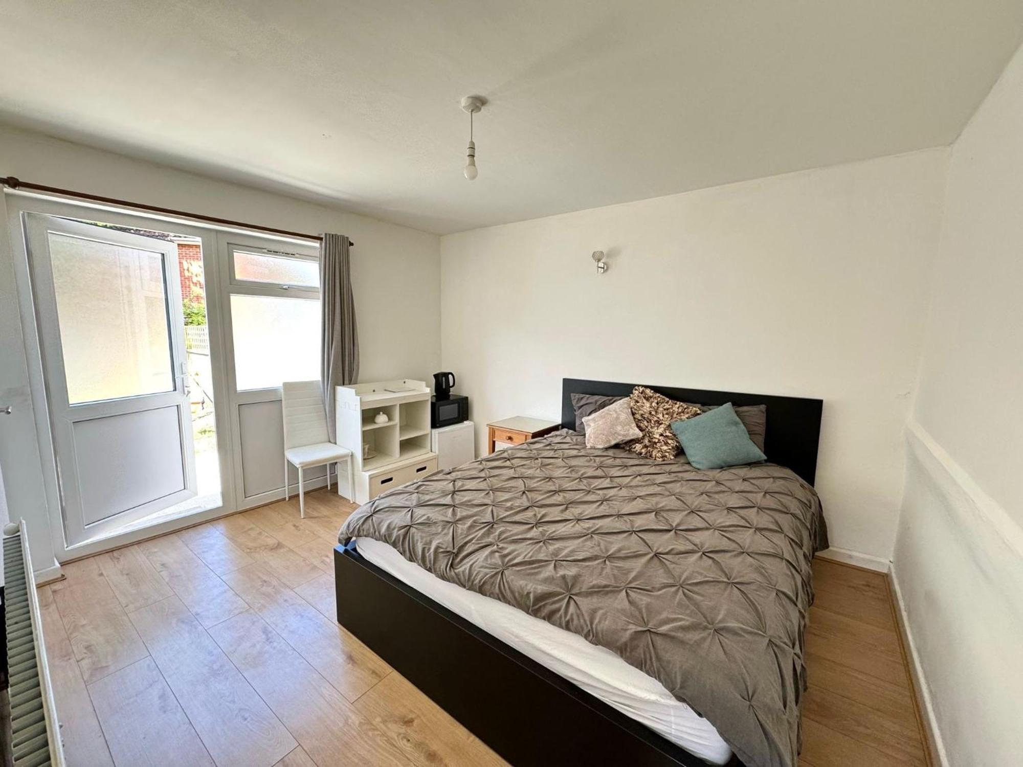 1 En-suite With Private Entrance & Free Parking